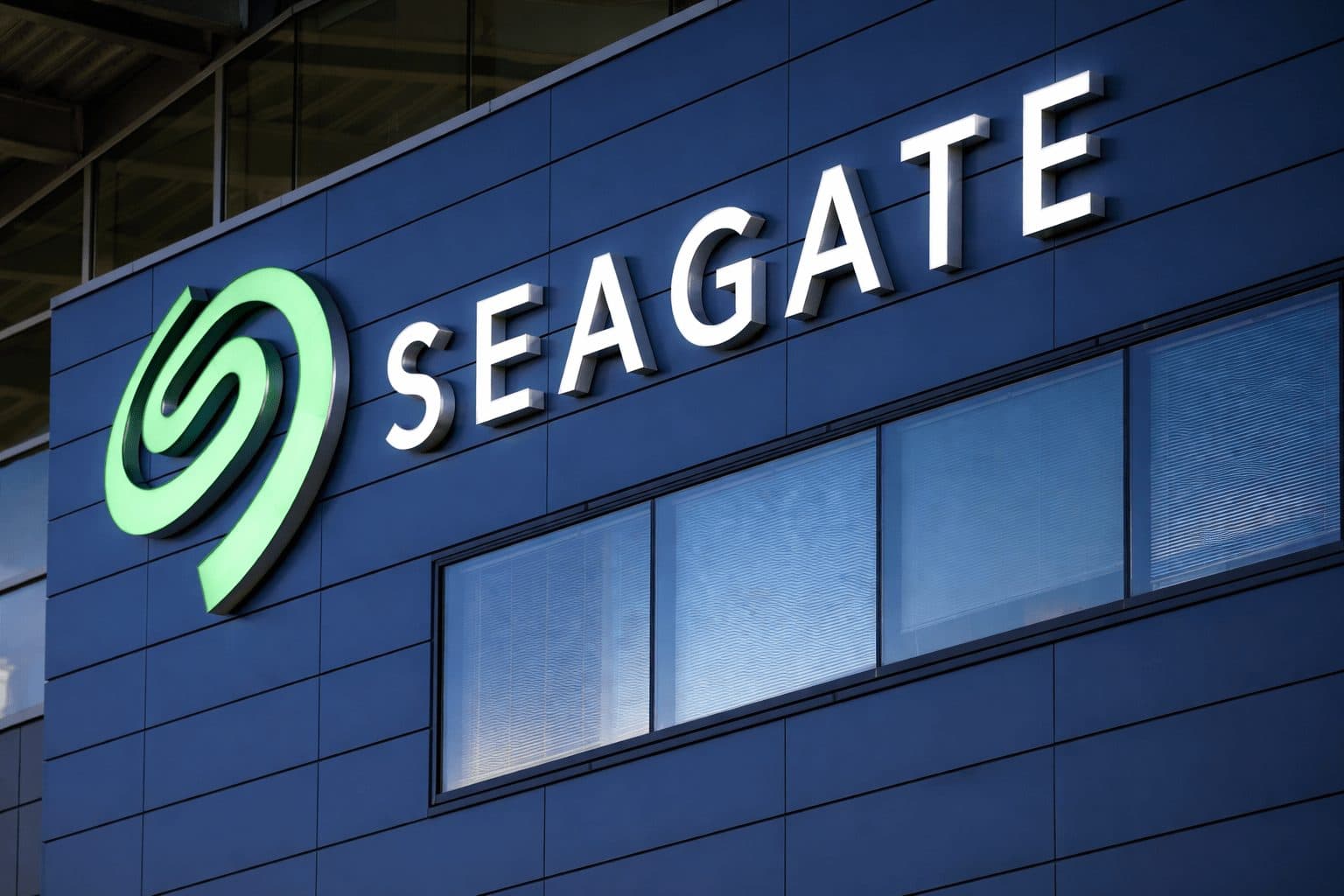 Seagate's Nasdaq 100 Hail Mary: Why the AI Storage Boom is a Trojan Horse for STX Stock